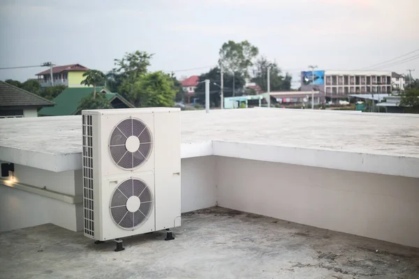 Kompresor Klimatyzatora Zewnątrz Budynku — Zdjęcie stockowe