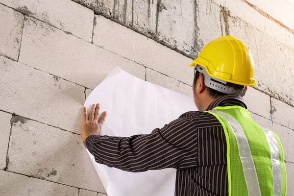 Jovem Trabalhador Engenheiro Profissional Capacete Proteção Trabalhando Canteiro Obras Construção — Fotografia de Stock