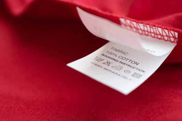 Cuidados Lavandaria Branca Instruções Lavagem Etiqueta Roupas Camisa Algodão Vermelho — Fotografia de Stock