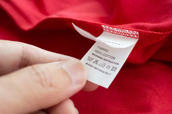 Ruční Držení Čtení Bílé Prádelně Péče Praní Návod Oblečení Štítek — Stock fotografie