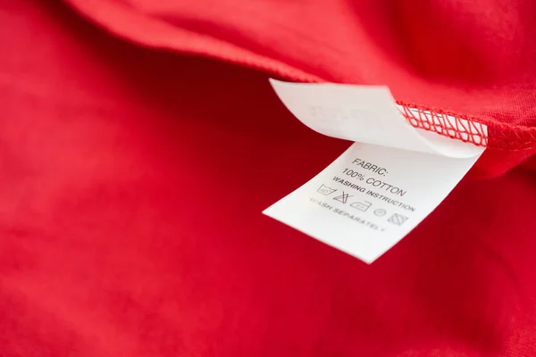 Cuidado Ropa Blanca Instrucciones Lavado Etiqueta Ropa Camisa Algodón Rojo — Foto de Stock