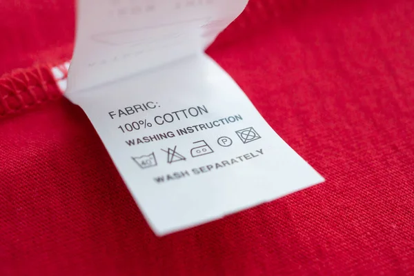 Cuidado Ropa Blanca Instrucciones Lavado Etiqueta Ropa Camisa Algodón Rojo — Foto de Stock