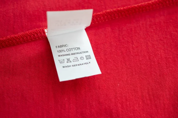 Cuidado Ropa Blanca Instrucciones Lavado Etiqueta Ropa Camisa Algodón Rojo — Foto de Stock