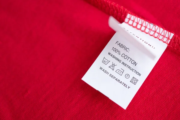 Cuidado Ropa Blanca Instrucciones Lavado Etiqueta Ropa Camisa Algodón Rojo — Foto de Stock