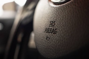 Araba direksiyonunda boynuz ikonlu hava yastığı tabelası