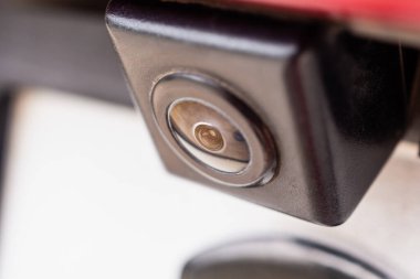 Kırmızı araba dikiz kamerası park yardımı için kapanıyor.