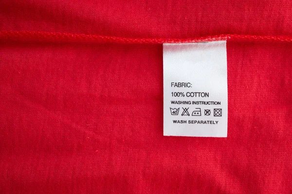 Cuidado Ropa Blanca Instrucciones Lavado Etiqueta Ropa Camisa Algodón Rojo — Foto de Stock