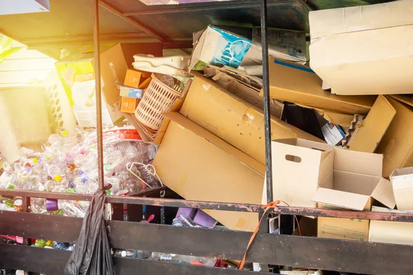 Plastflaskor Och Papp Papper Papperskorgen Station Närbild — Stockfoto