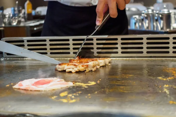 鉄板焼き屋で肉料理をする日本人シェフ — ストック写真