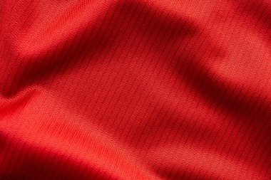 Kırmızı spor giysi, futbol forması kumaşı, yakın çekim.