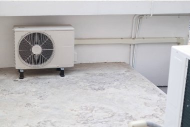 Binanın dışına klima kompresörü yerleştirildi.