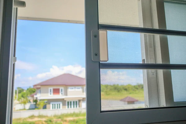 Geöffneter Moskitonetz Drahtschirm Fenster Des Hauses Schützt Vor Insekten — Stockfoto