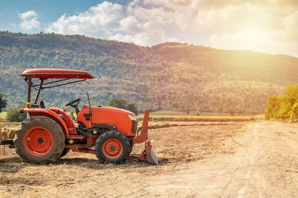 Traktor Auf Landwirtschaftlichem Feld Mit Berg Und Blauem Himmel — Stockfoto
