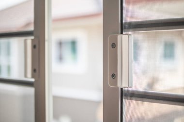 Evin penceresinde böceklere karşı sivrisinek ağı ekranı