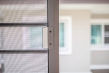 Evin penceresinde böceklere karşı sivrisinek ağı ekranı