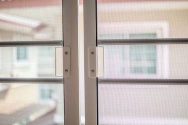 Evin penceresinde böceklere karşı sivrisinek ağı ekranı