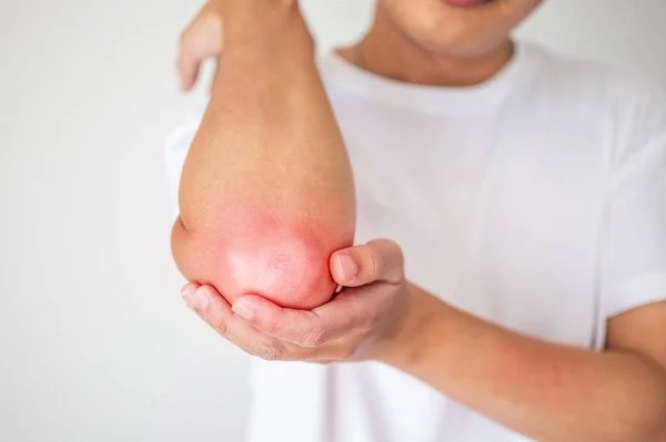 Junger Mann Spürt Schmerzen Ellbogen — Stockfoto