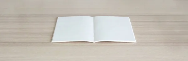 Mock Livro Papel Aberto Branco Fundo Mesa Madeira — Fotografia de Stock