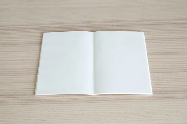 Mock Leeres Aufgeschlagenes Papierbuch Auf Holz Tischhintergrund — Stockfoto