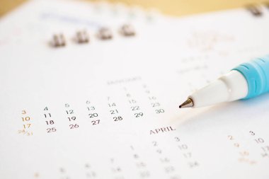 Tarih planlama kavramını işaretlemek için takvim sayfasında kalemi kapat