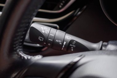 Arabanın ön camı yağmur sileceği kontrol düğmesi kapalı.