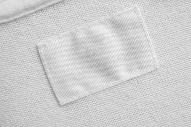 Pamuk gömlek arka planında beyaz kuru temizleme giysileri etiketi