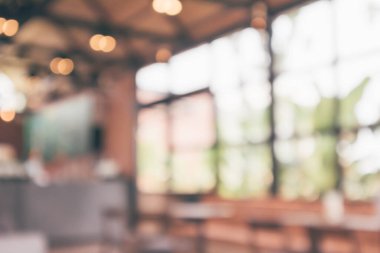 Kafe, iç mekan, soyut bulanıklık. Bokeh light arka plan ile odaklanmış.