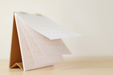 Görüntü Takvimi sayfası ahşap masa arkası iş planlama randevusu randevu konsepti üzerinde çevirme sayfası