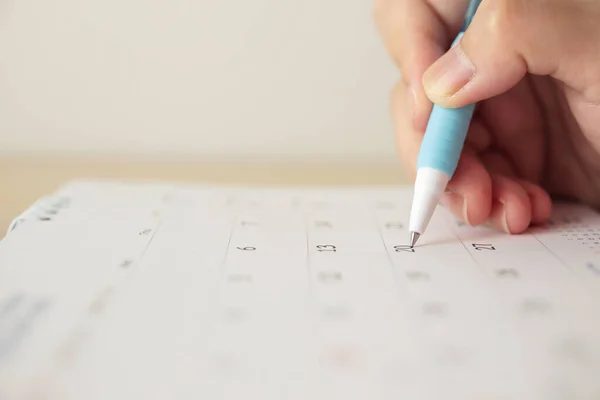 Mano Con Escritura Pluma Fecha Del Calendario — Foto de Stock