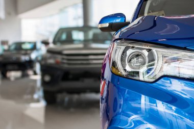 Satıcı galerisinde yeni arabalar iç arka planda