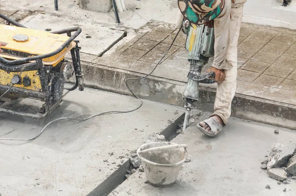 建筑工人使用钻钻混凝土表面 — 图库照片