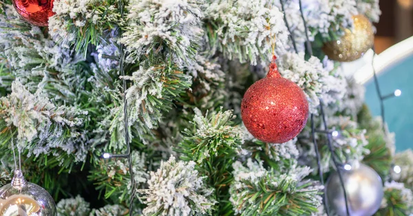Árvore Natal Decorada Com Bola Ano Novo Feriados Fundo — Fotografia de Stock