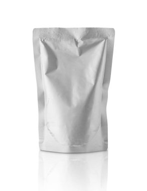 Boş alüminyum folyo plastik kese çantası, kesme yolu ile beyaz arkaplanda izole edilmiş kese paketi.