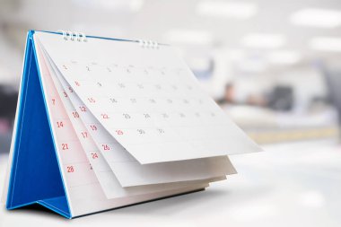Ofis masasında takvim sayfası çevirme sayfası iç plan iş takvimi randevu toplantısı konsepti