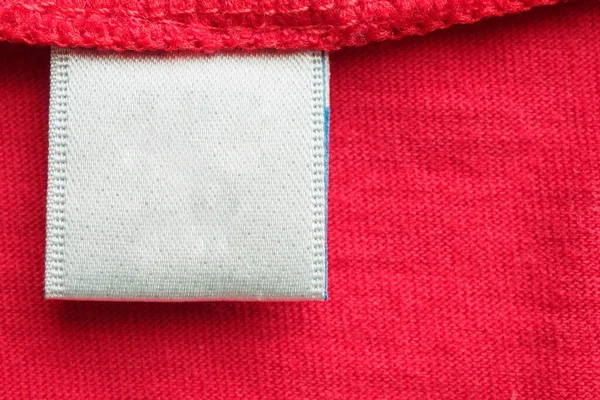 Etiqueta Blanca Ropa Lavandería Blanco Sobre Fondo Camisa Algodón Rojo — Foto de Stock