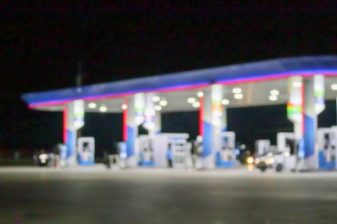 Gece vakti benzin istasyonu Bokeh ışığı ile arkaplanı bulanıklaştırdı