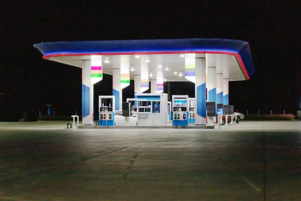 夜のガソリンスタンド — ストック写真