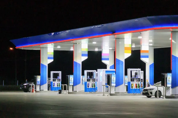 夜のガソリンスタンド — ストック写真