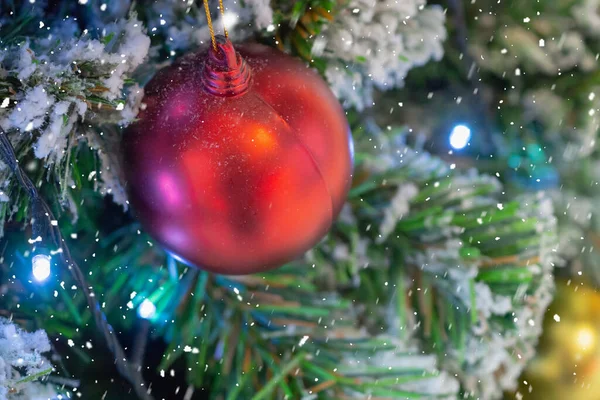 Geschmückter Weihnachtsbaum Mit Roter Kugel Neujahr Feiertage Hintergrund — Stockfoto