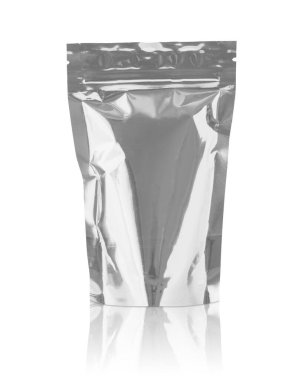 Boş alüminyum folyo plastik kese çantası, kesme yolu ile beyaz arkaplanda izole edilmiş kese paketi.