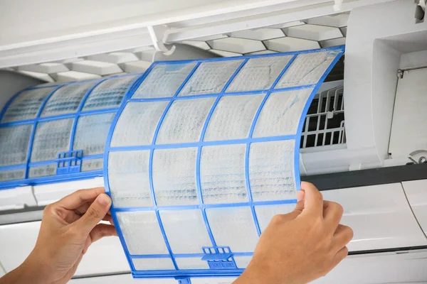 Man Hand Hålla Luftkonditionering Filter Rengöring Koncept — Stockfoto