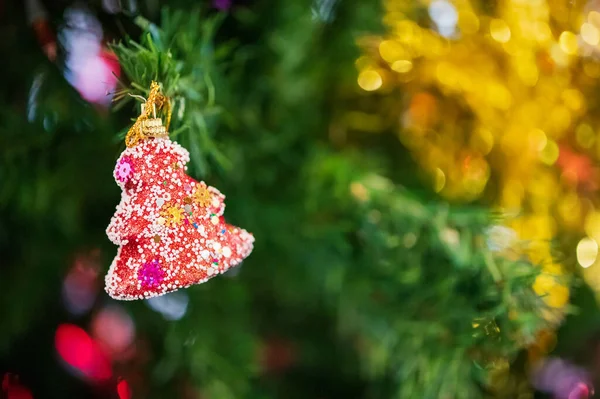 Geschmückte Christbaumkugeln Auf Tanne Neujahrsfeiertage Hintergrund — Stockfoto