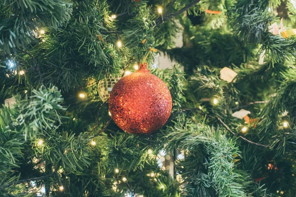 Árbol Navidad Decorado Con Bola Roja Fondo Vacaciones Año Nuevo —  Fotos de Stock