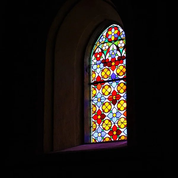 Крупным Планом Красочное Церковное Окно Впускающее Свет Тьму — стоковое фото