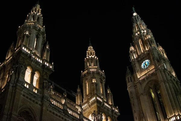 Wiener Rathaus Viyana Kulelerinin altından gece fotoğrafı