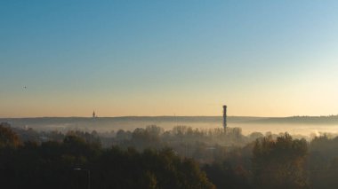 Güzel sabah sisi ve gün doğumu