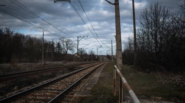 Demiryolu rayları (bulutlu bir günde)