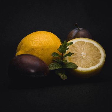 Siyah arkaplanda limon ve erik