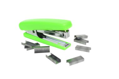 Zımbalı yeşil zımba, beyaz arka planda izole edilmiş..