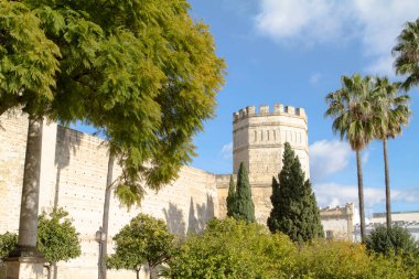 Ağaçlı ve palmiyeli sekizgen kale kulesi. İspanya 'da turizm